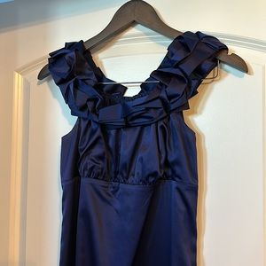 Gorgeous semi-fitted dress with ruffle neckline